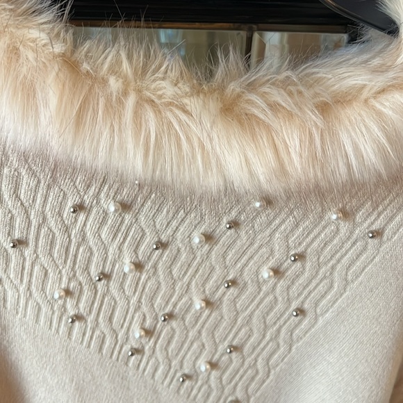 Butter cream shawl w/faux fur and pearls size L/Xl - Picture 2 of 7